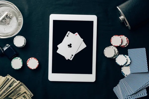 Live dealer announcing round outcome Live dealer announcing round outcome